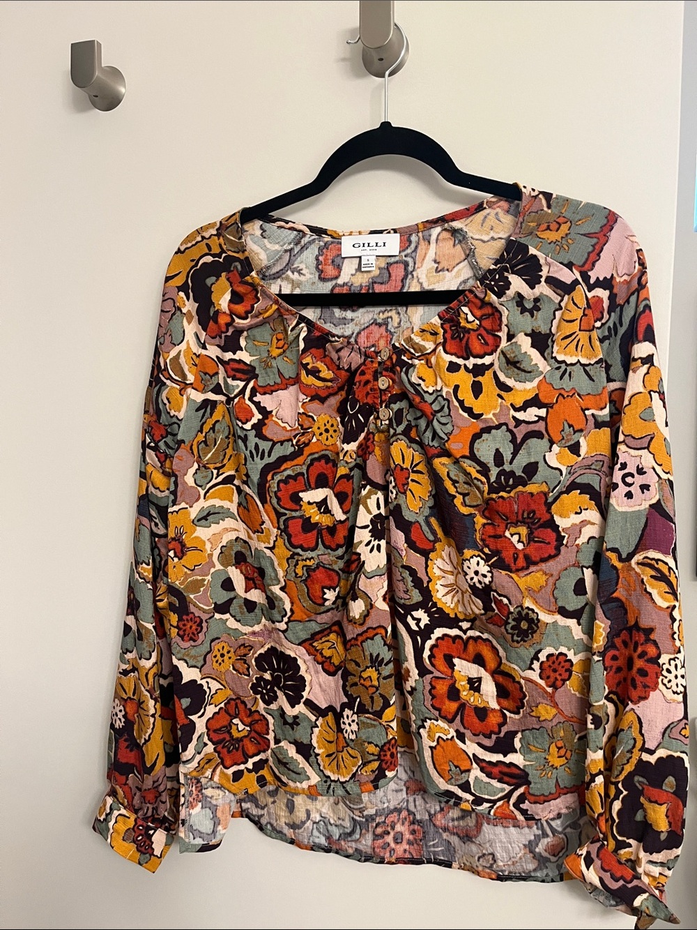 Gilli Floral  Blouse in Fall colors. Great for your fall wardrobe.